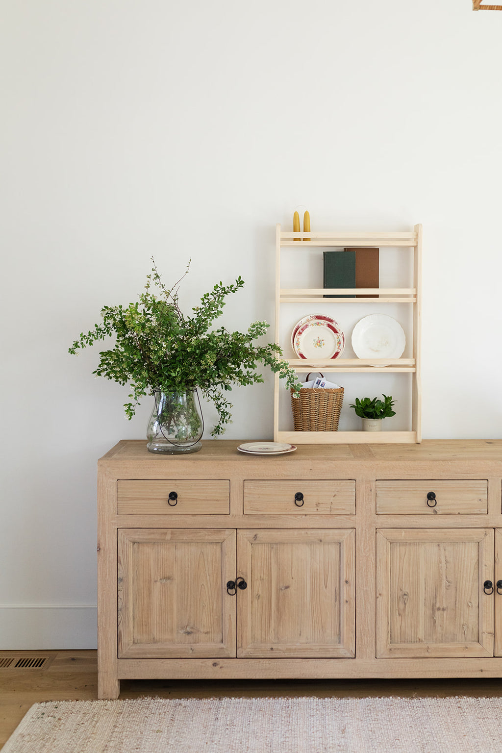 The Wooden Plate Rack
